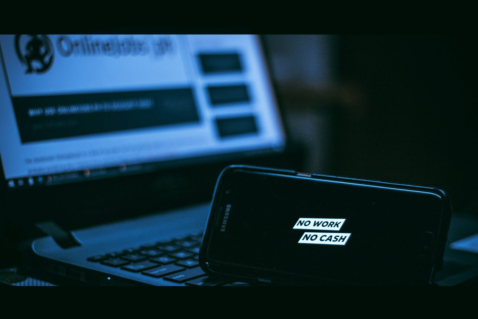 6 Pros and Cons of Working Online from Home (With Practical Solutions)