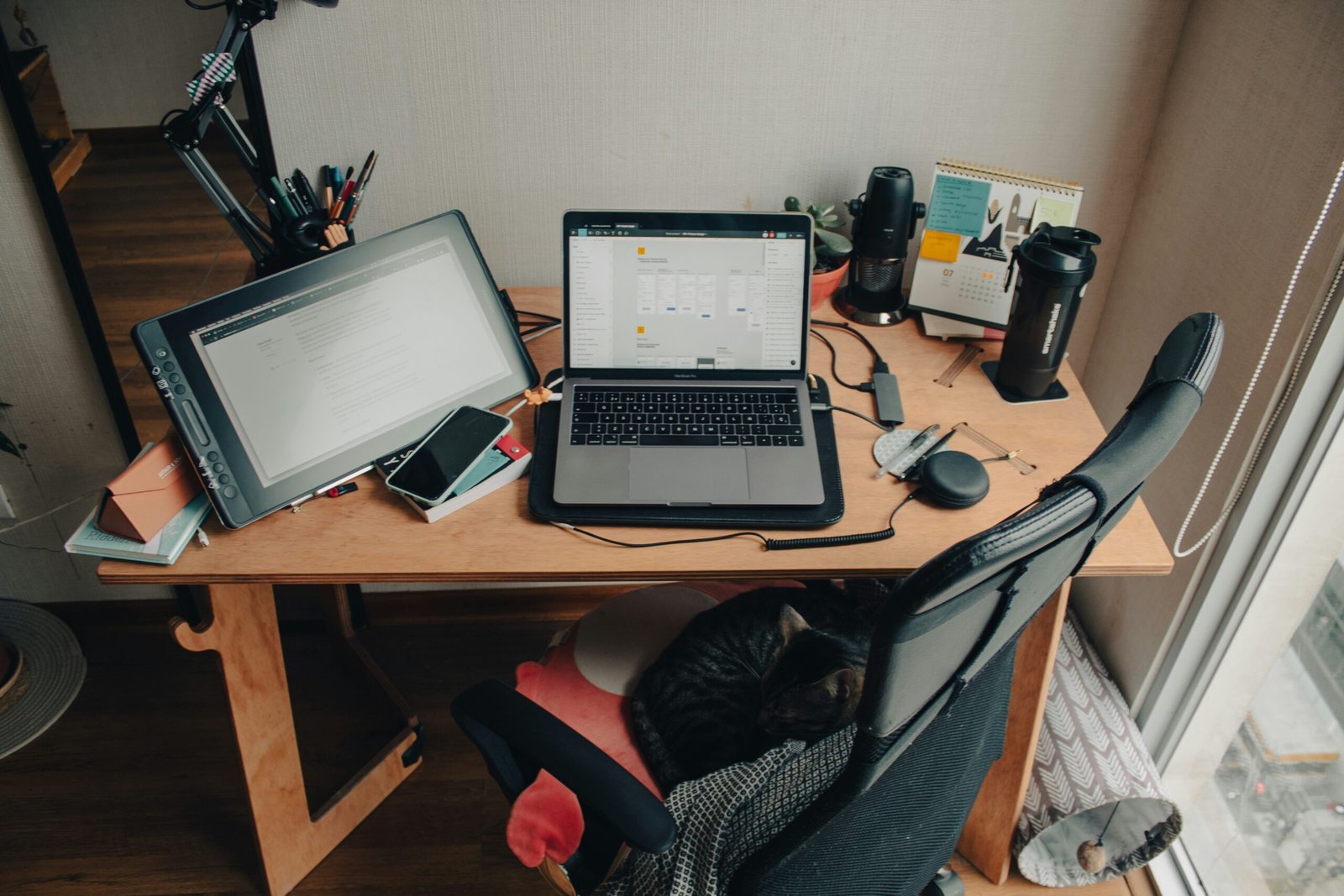 6 Pros and Cons of Working Online from Home (With Practical Solutions)